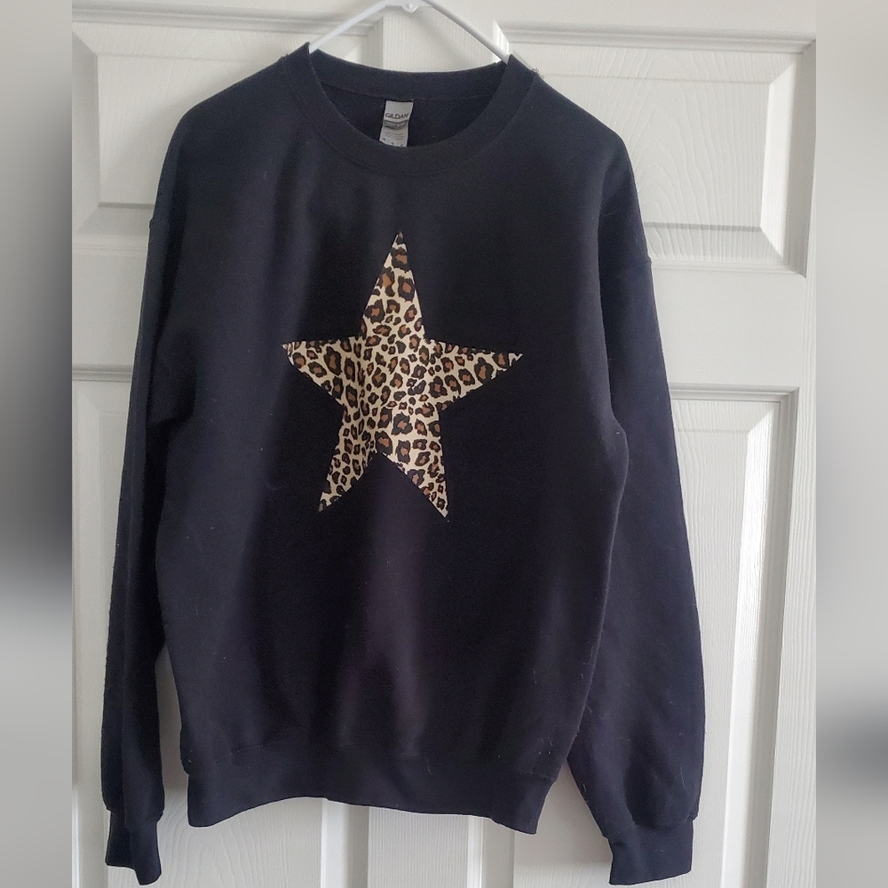 Gildan Womens Black pullover Crew Neck sweatshirt With Cheetah Print Design